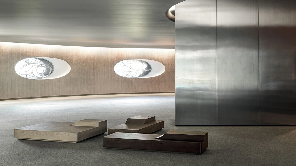 Tavolino monoblocco quadrati o rettangolari in legno dalla forma dinamica Andorea di Frigerio