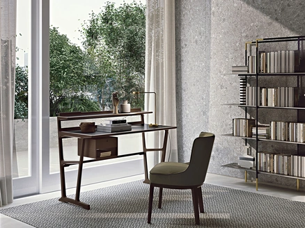 Scrittoio Archè in legno massello con inserti in cuoio di Frigerio