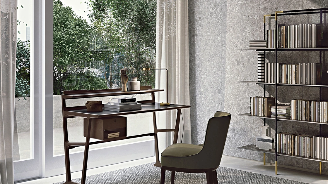 Scrittoio Archè in legno massello con inserti in cuoio di Frigerio