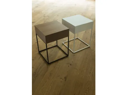 Tavolino quadrato con base in metallo e piano in legno con cassetto Baby di Porada
