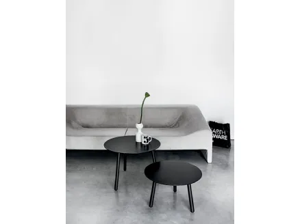 Tavolino rotondo con gambe in legno tinto e top in laminato nero disponibile in due altezze BCN Table di Kristalia
