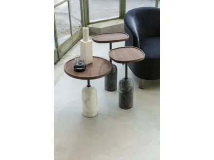 Tavolino con base cilindrica in marmo bianco di Carrara o grigio Carnico, stelo centrale in metallo verniciato finitura nero opaco e piano in massello di noce canaletta Ekero di Porada
