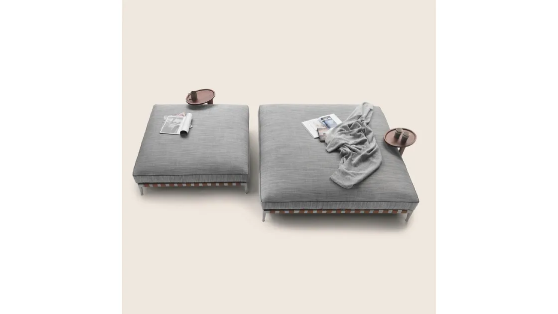 Pouf in tessuto imbottito con base in alluminio Gregory di FlexformPouf in tessuto imbottito con base in alluminio Gregory di Flexform
