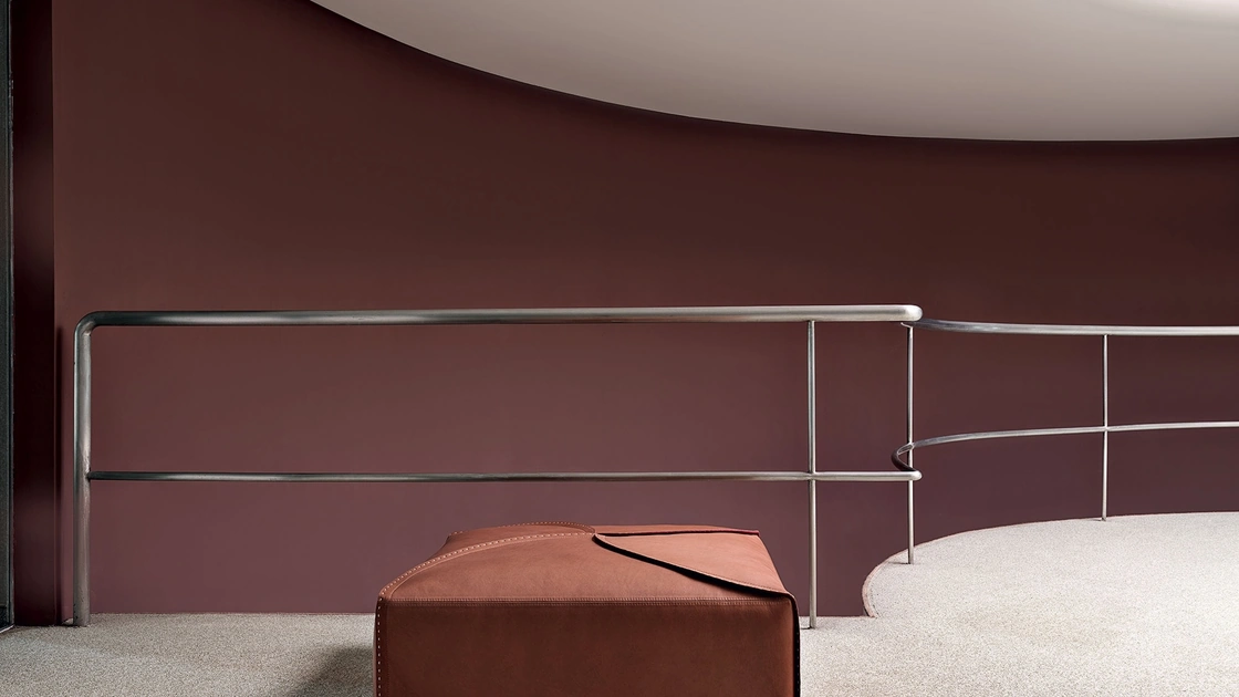 Pouf quadrato Helix in pelle con basamento in legno massello di Frigerio