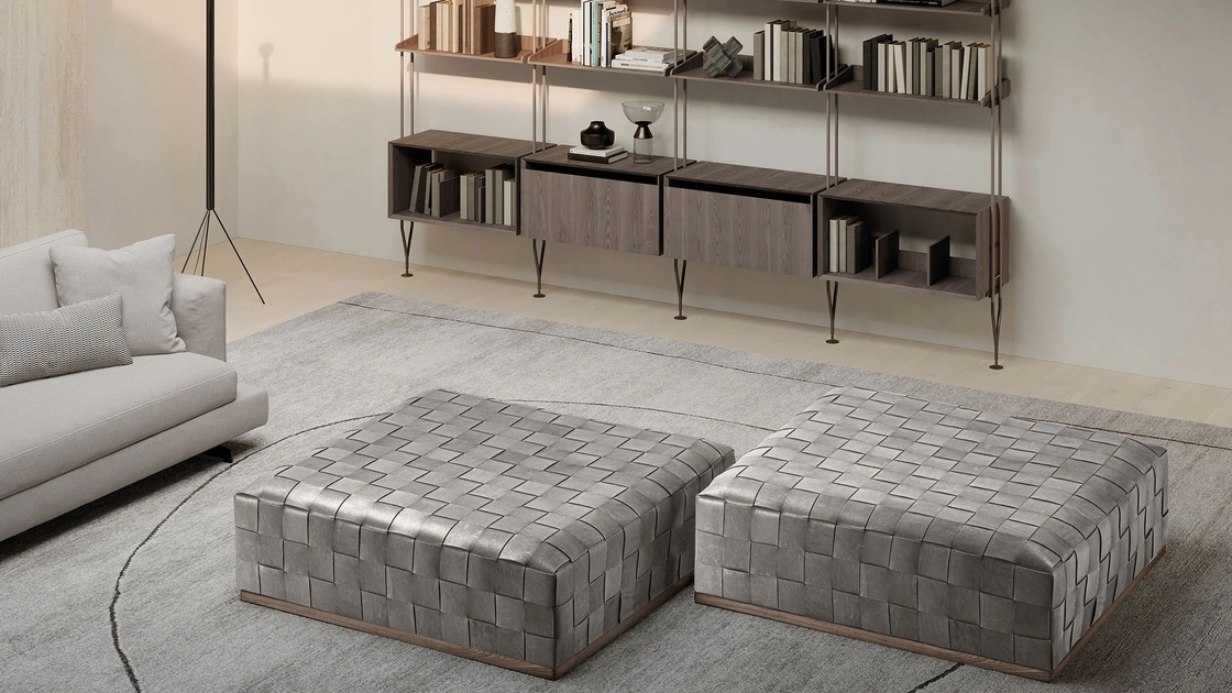 Pouf quadrato Jonas in pelle intrecciata a mano con base in legno massello di Frigerio