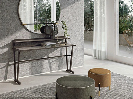 Pouf Kevin in tessuto imbottito con base leggera in metallo con dettagli in contrasto di Frigerio