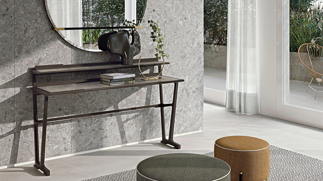 Pouf Kevin in tessuto imbottito con base leggera in metallo con dettagli in contrasto di Frigerio