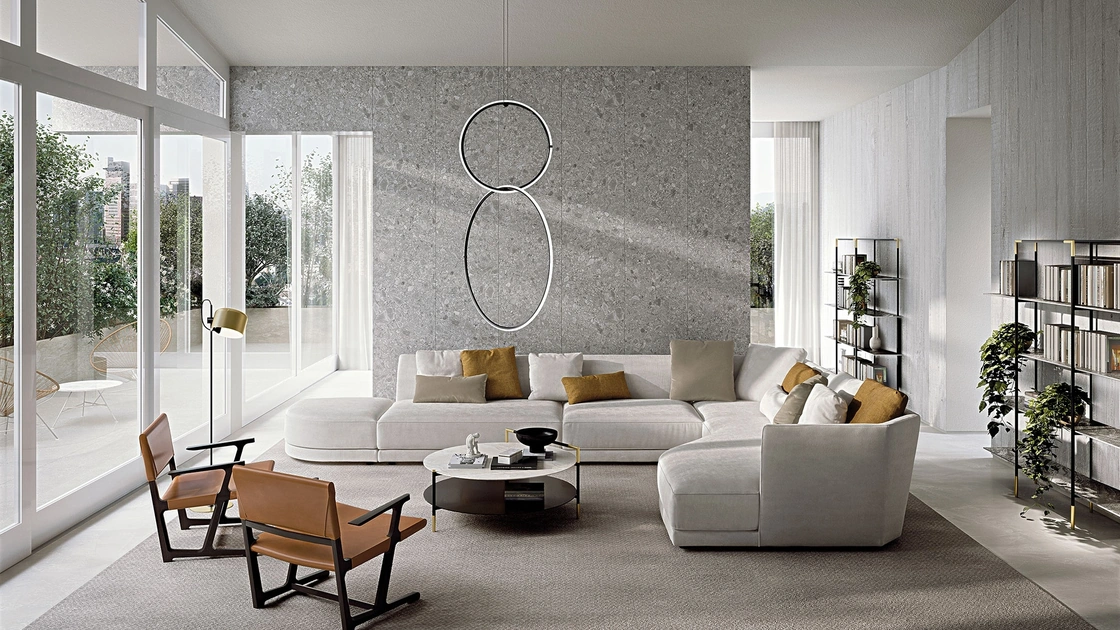 Tavolino Kevin con top in gres porcellanato effetto marmo, ripiano inferiore in vetro opaco retro-verniciato in colore nero e struttura  in metallo color nero sablé con dettagli in metallo color oro satinato di Frigerio