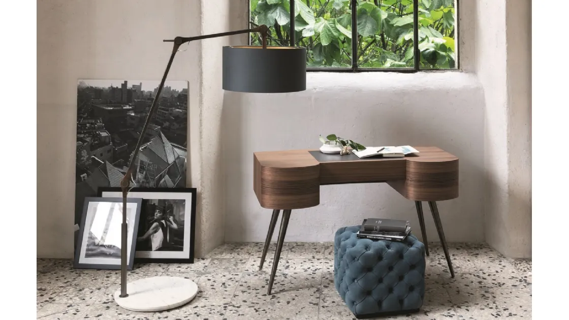 Scrittoio in noce con gambe coniche in in ottone bronzato spazzolato Micol di Porada