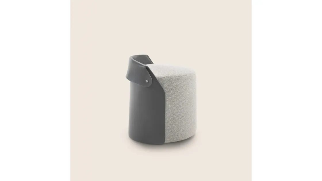 Pouf Ozzy in tessuto imbottito e cuoio di Flexform