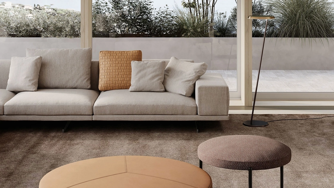 Pouf Santamonica rivestito in pelle o tessuto con struttura in metallo di Frigerio