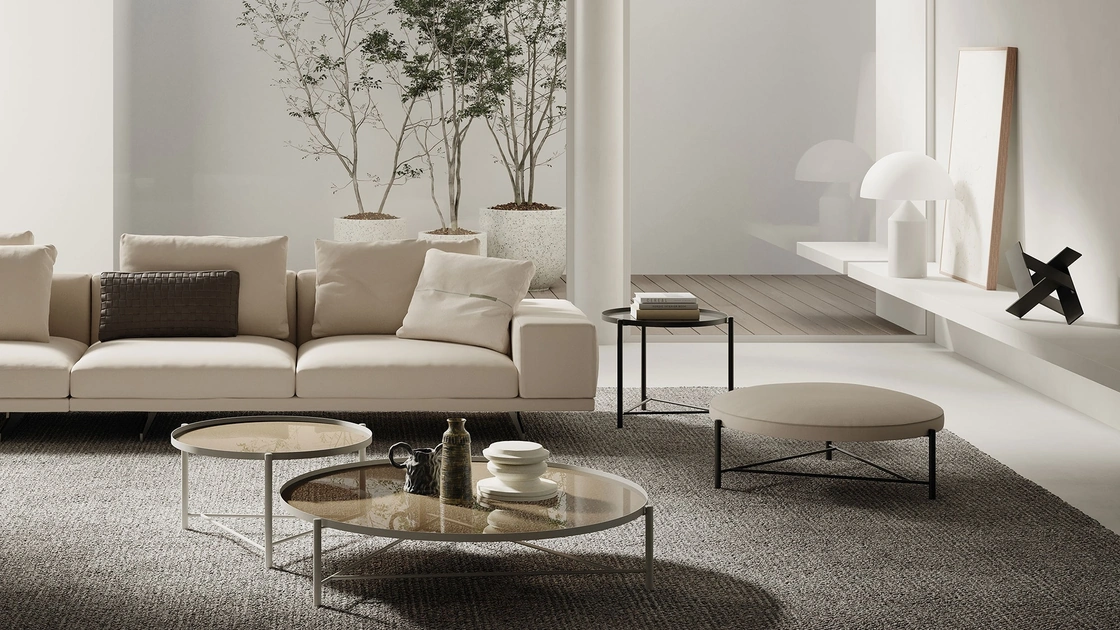 Tavolino rotondo Santamonica con top in vetro e base in metallo tubolare verniciato di Frigerio