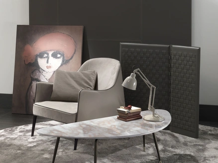 Tavolino dalla forma irregolare con top in marmo e base in metallo color brunito con puntale in ottone Smart di Frigerio