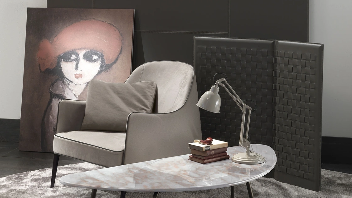 Tavolino dalla forma irregolare con top in marmo e base in metallo color brunito con puntale in ottone Smart di Frigerio