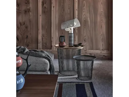 Tavolino in legno massello o gres con base in metallo Berry di Flexform