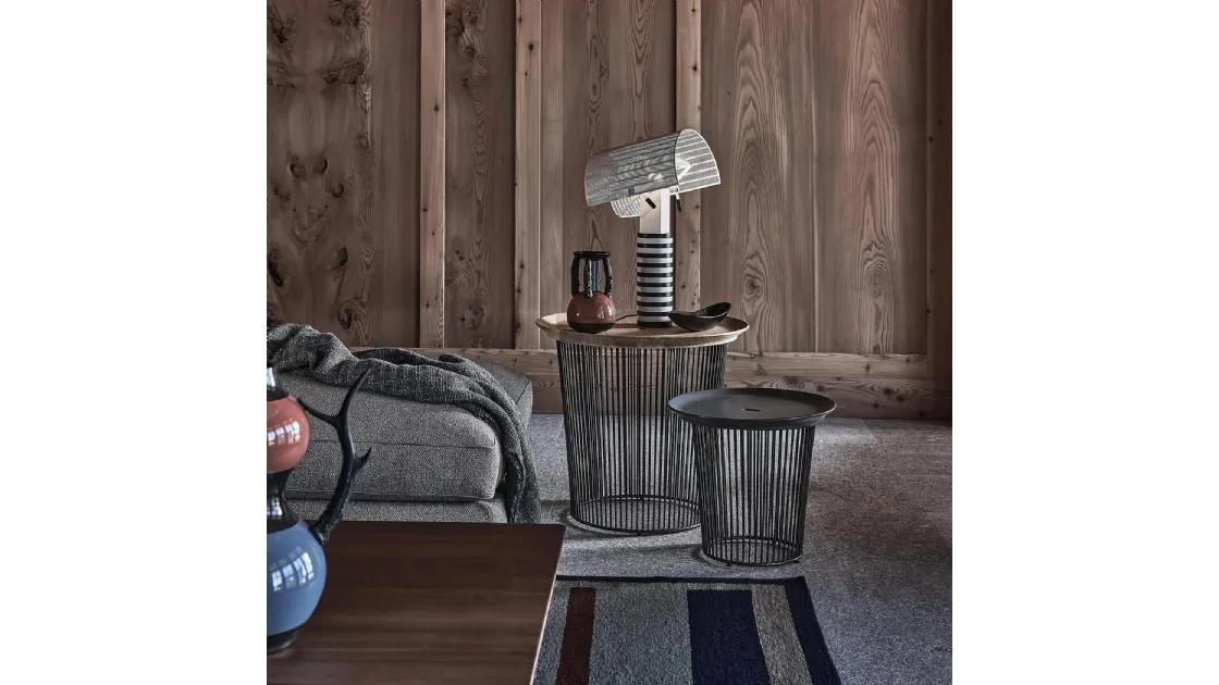 Tavolino in legno massello o gres con base in metallo Berry di Flexform