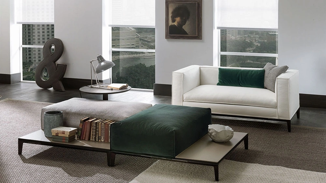 Pouf Taylor in tessuto imbottito con piano laterale di appoggio rivestito in cuoio di Frigerio