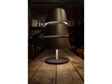 Lampada da tavolo in ottone verniciato e diffusore ad anelli in cuoio Tulip Small di Enrico Pellizzo