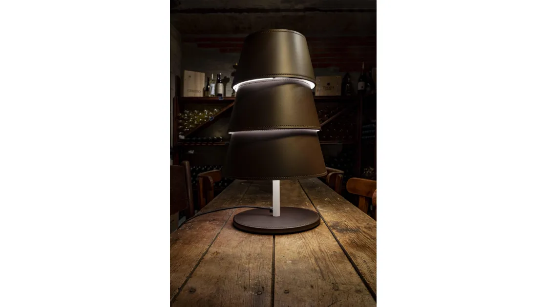 Lampada da tavolo in ottone verniciato e diffusore ad anelli in cuoio Tulip Small di Enrico Pellizzo