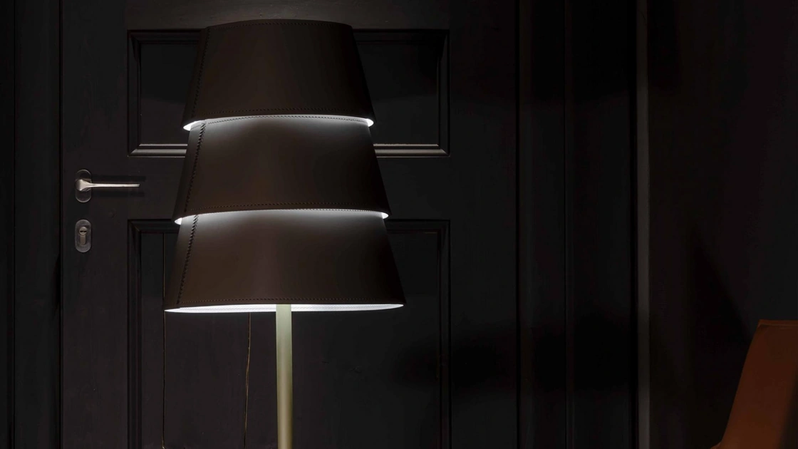 Lampada da tavolo in cuoio Tulip Small di Enrico Pellizzo