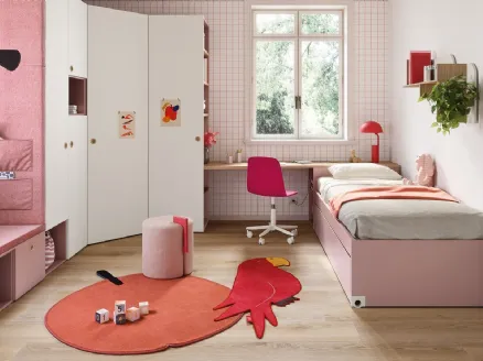 Cameretta con doppio letto, cabina armadio ad angolo e panca divano contenitore Kids space 07 di Nidi