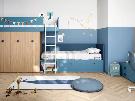 Cameretta con 2 letti a castello, cassettoni e armadio in legno Kids space 12 di Nidi