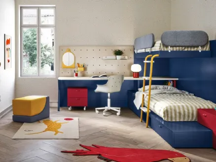 Cameretta sviluppata interamente ad angolo con letto a castello Kids space 09 di Nidi