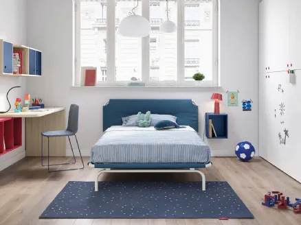 Cameretta con letto ad una piazza e mezza e pensili sospesi Kids space 05 di Nidi
