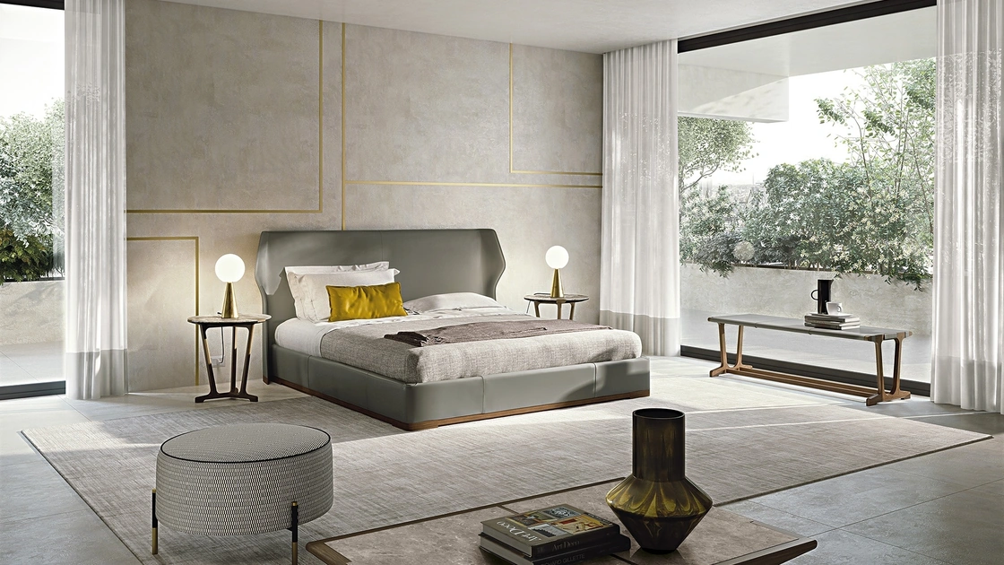 Letto matrimoniale con testiera completamente rivestito in cuoio con base in legno massello Agio di Frigerio