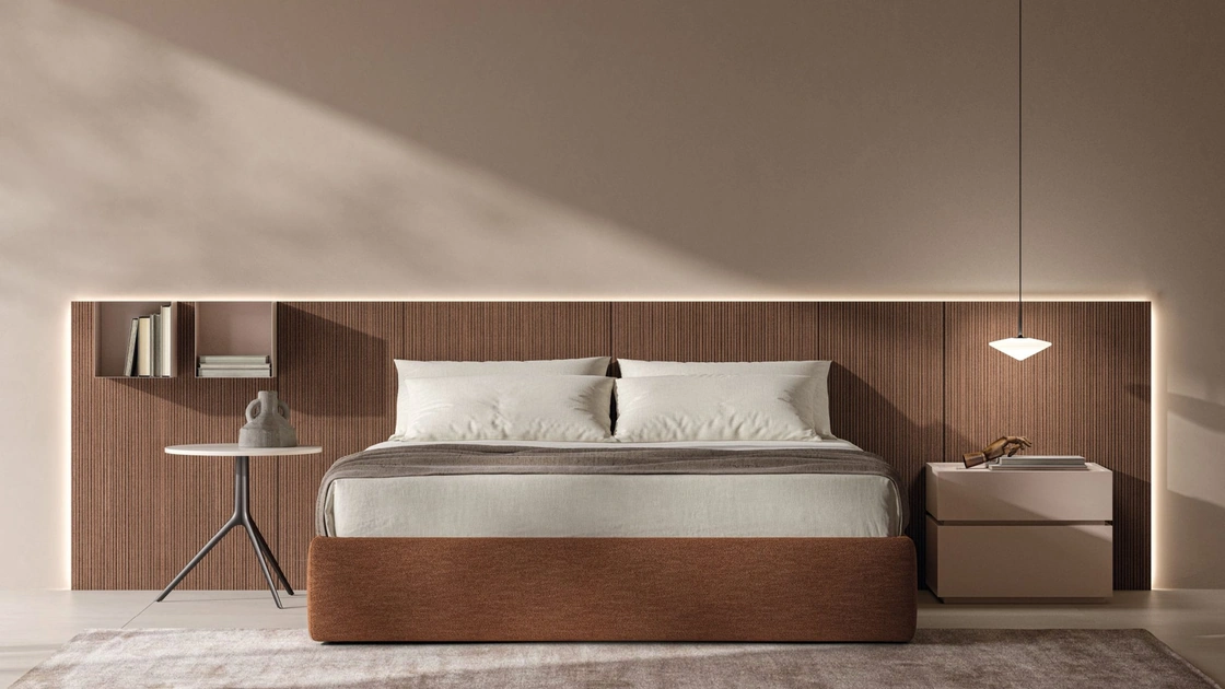 Letto Sommier in tessuto con boiserie in materico Noce cannettato di Tagliabue Mobili