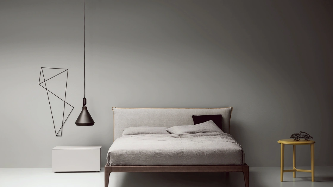 Letto con testiera imbottita Bun di Kristalia