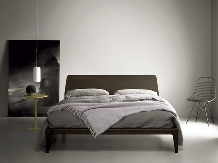 Letto in legno con testiera Bun di Kristalia