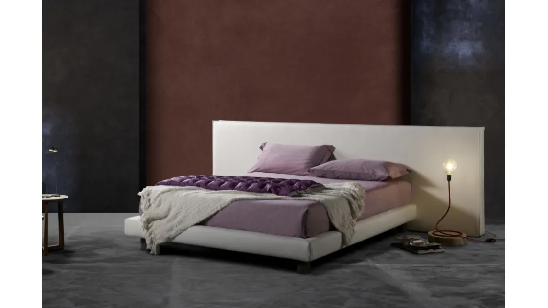 Letto imbottito dalle linee semplici ed eleganti con testiera geometrica Milo Ring 14 di Excò