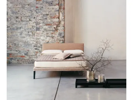 Letto matrimoniale con testiera in tessuto con piedini in legno Ebridi Legno Tessile di Horm