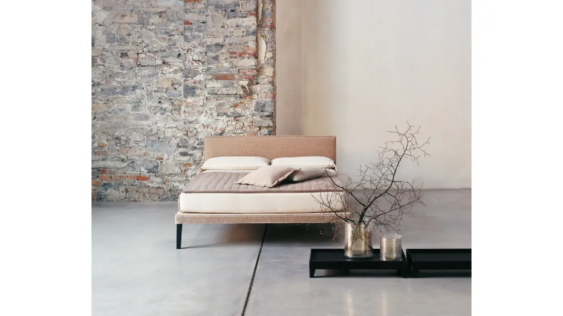 Letto matrimoniale con testiera in tessuto con piedini in legno Ebridi Legno Tessile di Horm