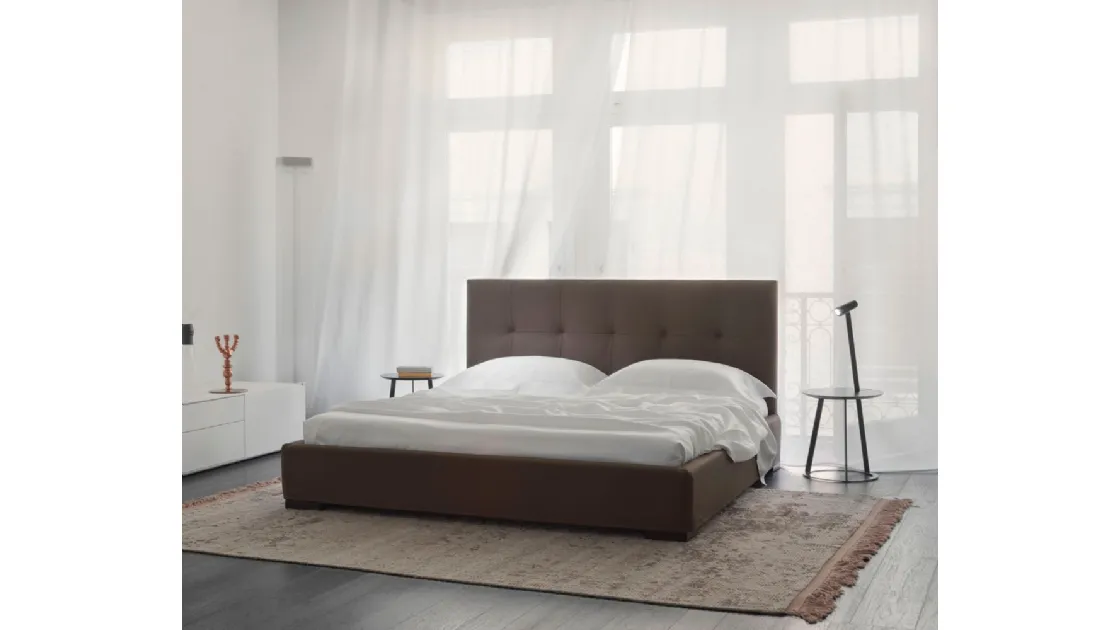 Letto in tessuto con testiera trapuntata Grenada di Horm