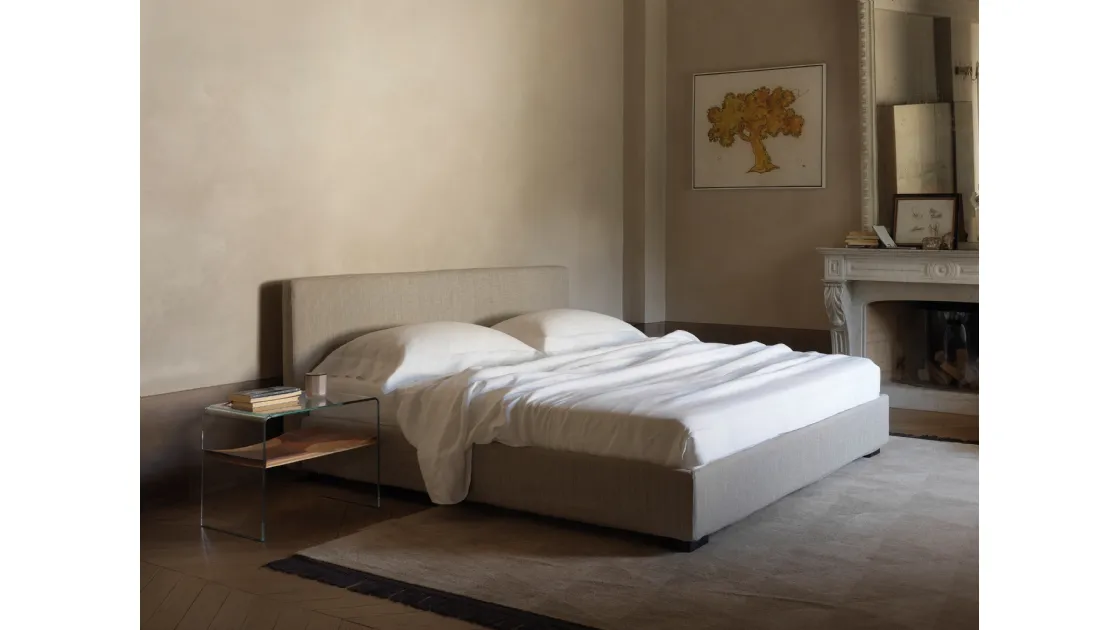Letto in tessuto con testiera Lipari di Horm