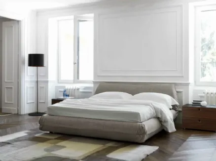 Letto in tessuto imbottito con testiera Nest di Horm