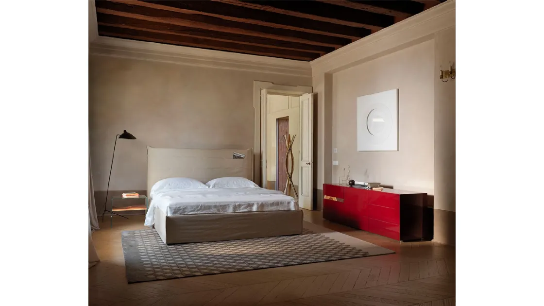 Letto Tasca in tessuto con testiera provvista di tasche di Horm