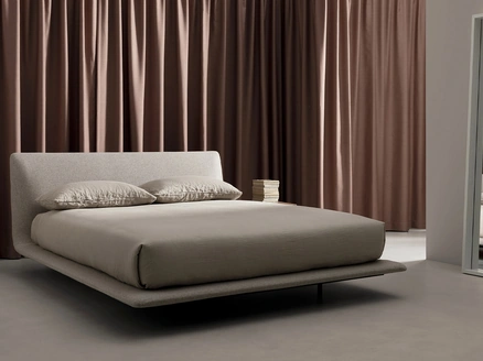 Letto di design Legri in tessuto imbottito di Kristalia