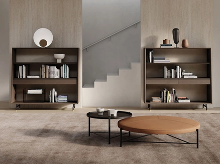 Libreria a muro in legno impiallacciato con schienale rivestito in tessuto e piedini in metallo Analog di Frigerio