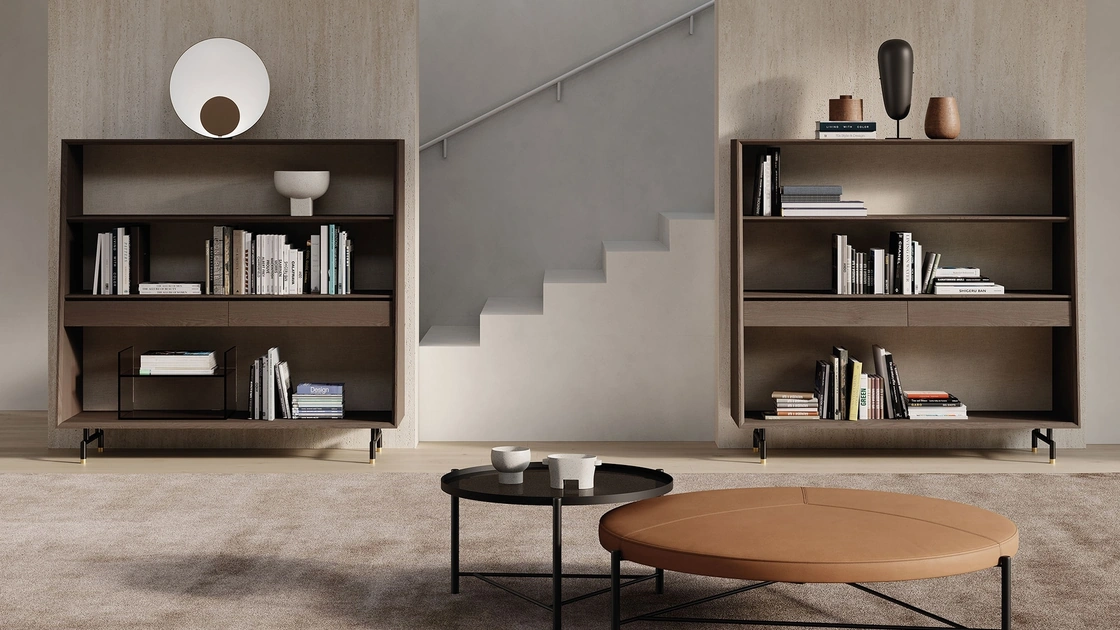 Libreria a muro in legno impiallacciato con schienale rivestito in tessuto e piedini in metallo Analog di Frigerio