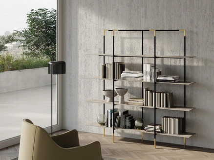Libreria freestanding Kevin con struttura in metallo color nero sablé con dettagli metallo color oro satinato e ripiani in gres porcellanato effetto marmo di Frigerio