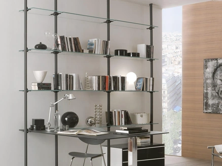 Libreria Liverpool con montanti in metallo e ripiani e scrivania in vetro di Ponti Terenghi