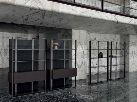 Libreria Unique in metallo con ripiani in vetro e contenitori in legno di Frigerio