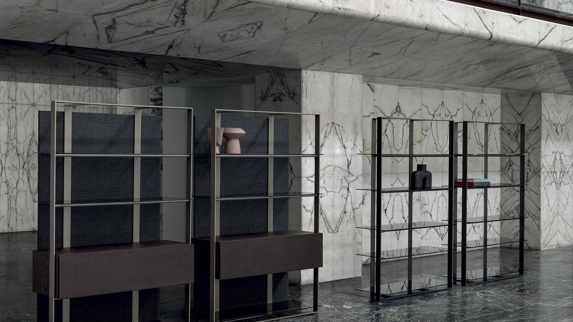 Libreria Unique in metallo con ripiani in vetro e contenitori in legno di Frigerio