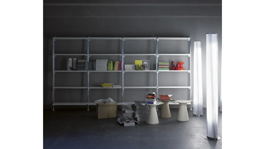 Libreria modulare caratterizzato da un particolare stelo in alluminio spazzolato lucido o verniciato Web System di Horm