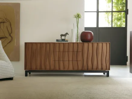 Credenza in legno massello con decorazione frontale e base in metallo Masai di Porada