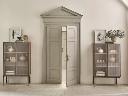 Madia Alta in legno con ante in vetro e base in metallo Matics 2 door di Porada