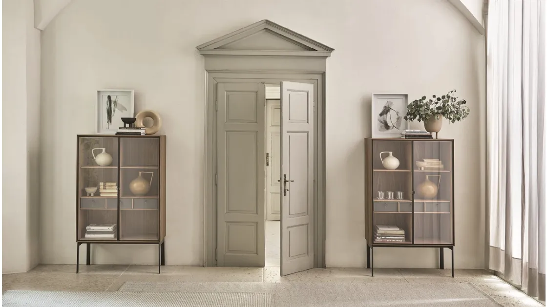 Madia Alta in legno con ante in vetro e base in metallo Matics 2 door di Porada